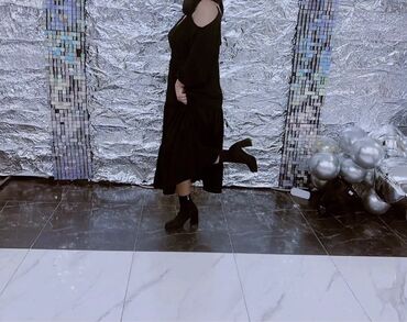 платье миди с разрезом на ноге: Платье миди черного цвета с вырезами на плечах - Стиль: элегантное