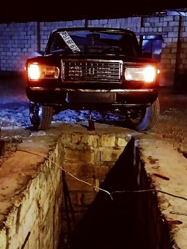 VAZ 2107 sedan - Kuzov: 4 qapılı, bortları klassik “07” dizaynı. Rəng