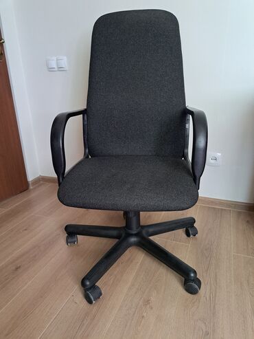 Кресла: В продаже имеются офисные кресла,в отличном состоянии, выполнены из