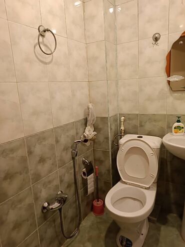 Uzunmüddətli kirayə mənzillər: Sabunçu rayonu,Razin qəsəbəsi,74 nomrəli məktəbin yanında, 5 — 13