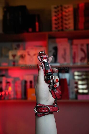 магазин сексшоп: Двухцветные наручники со змеиными узором Самый выгодный сексшоп в