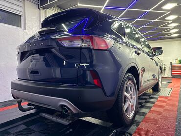 Ford: Plavi Ford Kuga, SUV model sa petoro vrata, opremljen je automatskim — 9