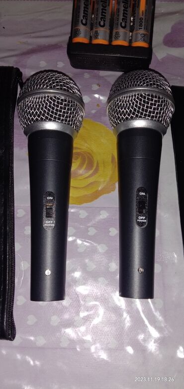 karaoke mikrofonu: Bir cut sunurlu Mikrafonlar ve bir cut mikrafon stoykalari hamsi