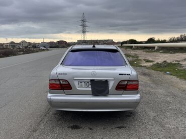 Mercedes-Benz: Mercedes-Benz E 230: 2.3 l | 1996 il Sedan