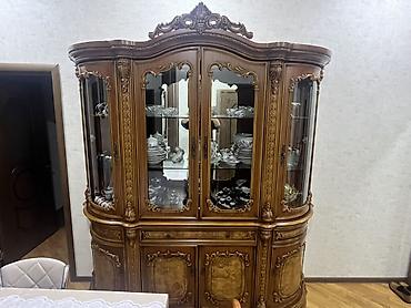 Qonaq otağı üçün klassik üslubda vitrinli bufet / servis dolabı