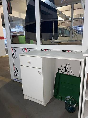 Офисная мебель: Ağ rəngli iki hissəli iş masası və açıq rəfli şkaf - Dəst iki — 1