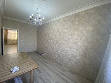 Köhnə tikili: 2 otaqlı mənzil – zövqlü dizaynla - Geniş zal: dekorativ panellər — 10