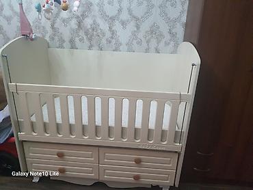 Детская кроватка в отличном состоянии с подвесной. игрушкой, люлька