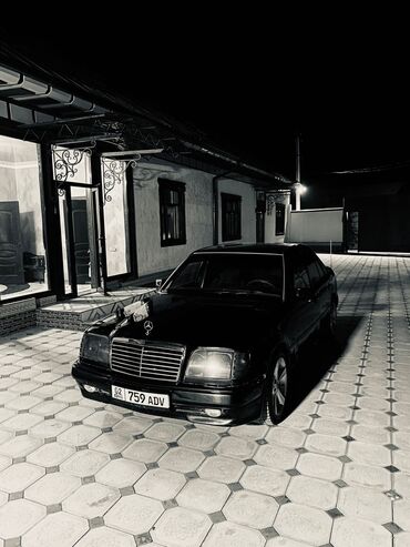 айнек спринтерге: Автомобиль Mercedes-Benz классического черного цвета. Данная модель