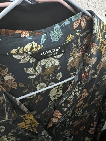 Рубашки: Стильные женские рубашки выполненные из легкой ткани. Размеры разные — 2