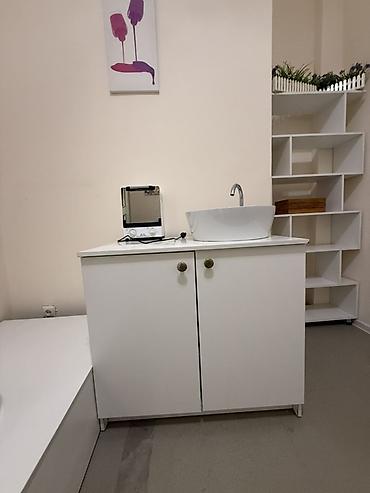 Продается шкаф с раковиной и педикюрным помощник 12000, кресла барбера