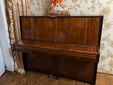 Upright pianino – klassik taxta korpus, parlaq tünd qəhvəyi cilalı