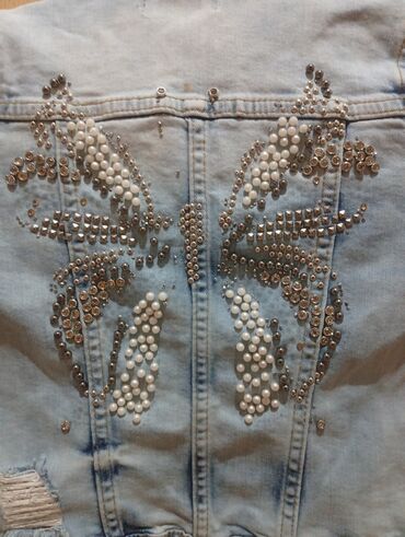 Ostale jakne, kaputi, prsluci: Ženska teksas jakna, svetloplava (wash efekat), sa ukrasima. - — 1