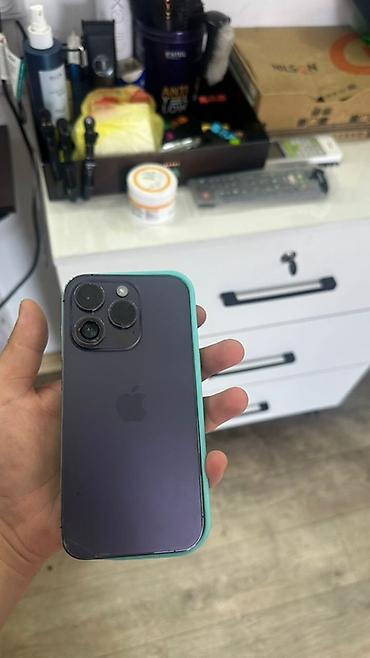 IPhone (серия Pro, фиолетовый цвет) в защитном чехле мятного цвета