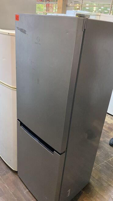 boyuk soyuducu: Indesit iki bölməli soyuducu - Rəng: metalik boz, minimalistik dizayn