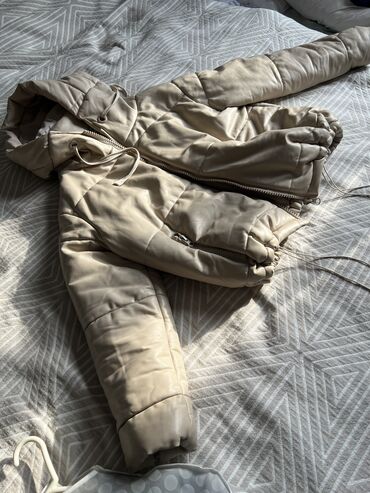 теплые куртки: Куртка укороченная из экокожи, теплая, с объемным капюшоном