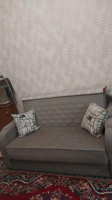 Divanlar: Çevrilən divan – boz rəng, yumşaq parça döşəmə, dekorativ tikişli — 1