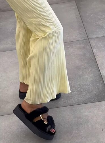 Papuče: Papuce 
36-41
2200 din
sdo — 6