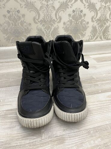 ботинки converse: Продам ботинки деми EA7 (оригинал). Состояние хорошее. 36 размер на