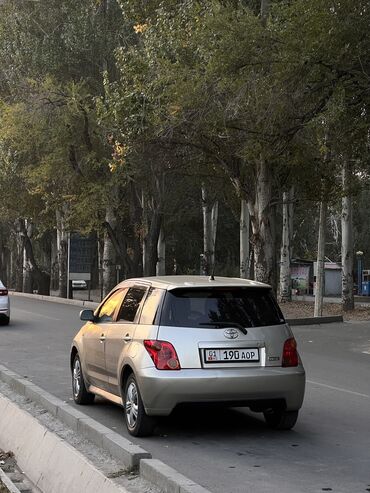 toyota land crusier: Toyota ist: 2002 г., 1.5 л, Автомат, Бензин, Хетчбек