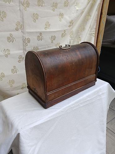 qedimi pullar: Antik pedal tikiş maşını – taxta qutulu - Model: Podolsk/Adler tipli — 1
