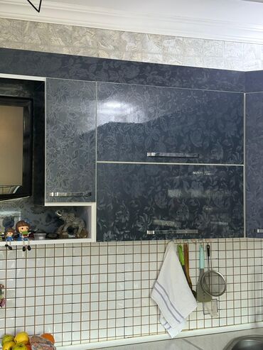 Mətbəx mebeli: Köçürük deyə satılır. Divan üstündə verilir (4 m). Havalandırma, 4 göz — 2