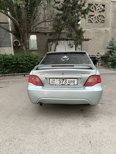 дево нехсия: Daewoo Nexia серебристого цвета. Автомобиль с задним спойлером и