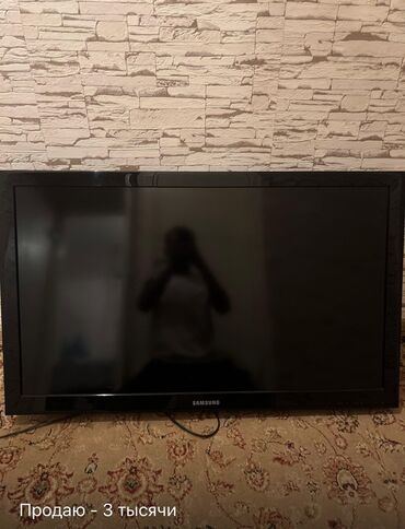 купить телевизор в бишкеке в рассрочку: Телевизор Samsung, диагональ примерно 32–37". Плоская панель, черная