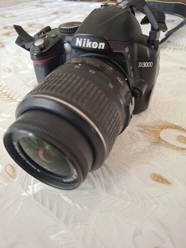 Fotokameralar: Nikon D3000 rəqəmsal SLR fotoaparatı. Komplektə obyektiv, batareya və