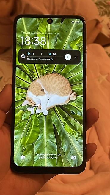 nothing наушники: Смартфон Redmi в чёрном цвете. На корпусе указан модуль камеры 50 MP — 1