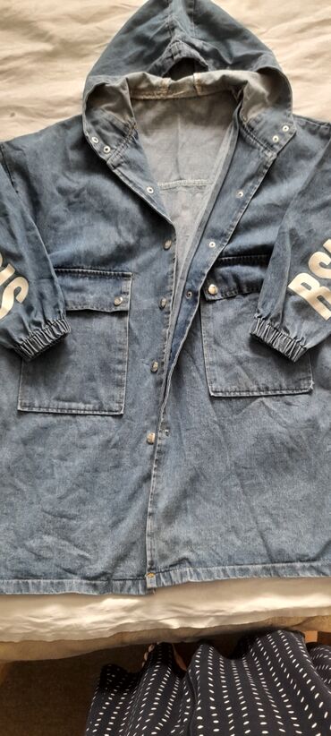 демисезонную куртку: Продаю джинсовую куртку б/у размер M, L цена 1200 с; серая кофта б/у