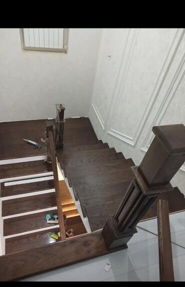 кухонный шкаф напольный: Агач тепкичи Жеке менчик үй үчүн, Акысыз ченөө, Тепкичтин формасы: Көп марштуу, Стиль: Классикалык