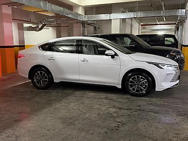 2025: BYD Qin Plus (sedan), ağ rəng. - Kuzov: 4 qapılı sedan, aerodinamik — 1