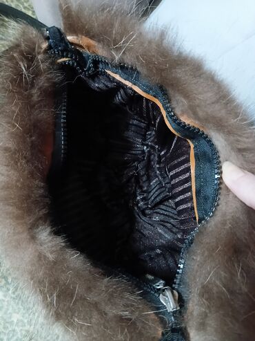 Torbe: Torba/pojasna tašna od krzna sa kožnim kaišem - Elegantna polumesec — 7