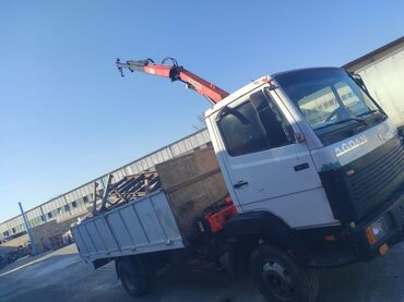 masin ucun qosqu: Ağ rəngli, qırmızı kranı olan yük maşını. Maşın tikinti