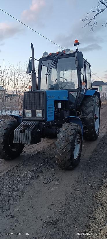 Traktorlar: Belarus MTZ traktoru - Güclü dörd silindrli dizel mühərrik - Ön və — 13