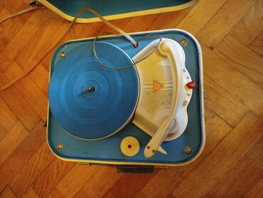 Stari uređaji: Retro,stari mali gramofon u koferu. Simpatican mali gramofon,vise kao — 8