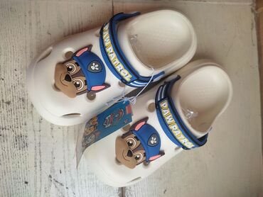 детские белые кроссовки: Продаю качественные шлепанцы, размеры 29-30, 24-25