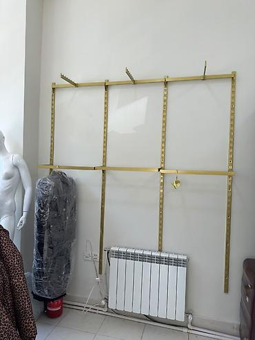 Оборудование для магазинов: Butik üçün vitrin və avadanlıq dəsti - Qızılı rəngli divar asqı — 2