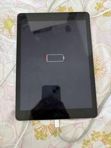 Tableti: Na prodaju ipad za delove  Imaju iCloud  Cena 20€ komad  Broj telefona — 27