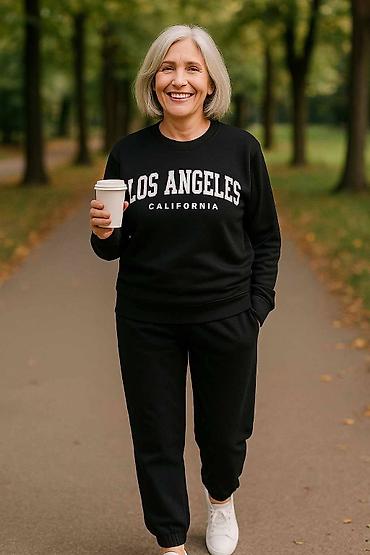 Gornji i donji deo: Ženski komplet trenerke – duks + donji deo - Model: duks sa okruglim — 6