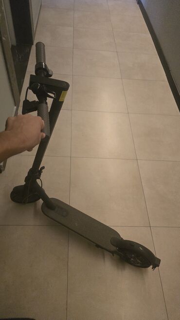 Scooter Modeli Xiaomi 1S-dir. Herseyi qaydasindadi hec bir problemi