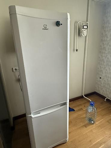 Бытовая техника: Холодильник Indesit, классический белый цвет, с нижней морозильной — 3