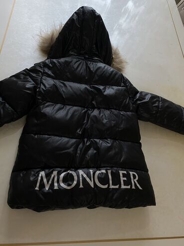 Üst geyimləri: 4-5 yaş. Moncler markası. 15 azn