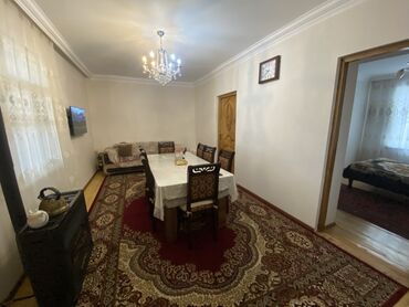 Köhnə tikili: 3 otaqlı rahat mənzil/interyer - Geniş qonaq otağı: divan, 6 nəfərlik — 4