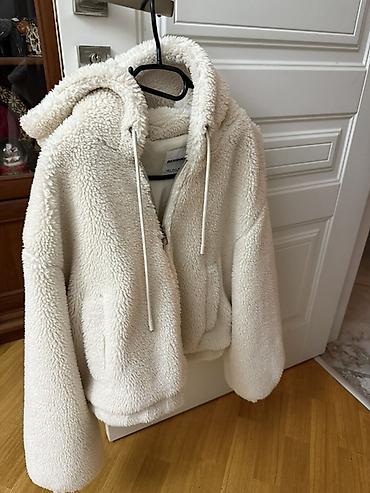 Bershka qadın kapüşonlu jaket xec geyinilmiyib, tam teze - Rəng lalafo.az -da Bershka qadın kapüşonlu jaket xec geyinilmiyib, tam teze - Rəng