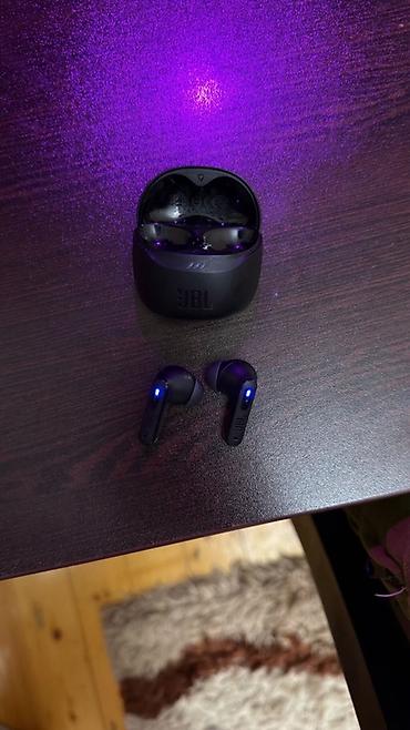 logitech pop keys: JBL simsiz Bluetooth qulaqlıq və şarj qutusu. Qara rəngdə, kompakt — 1