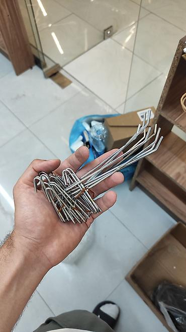 Vitrin üçün aksesuarlar: Məhsul: Perforasiya olunmuş lövhə (pegboard) üçün metal asqı qarmaqlar — 1