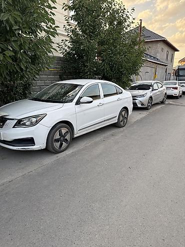авто полироль: Белый компактный кроссовер с черными элементами стайлинга. Основные — 4