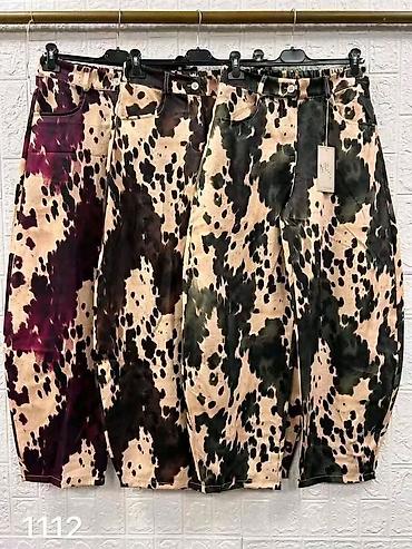 torbe nike: Ženske pantalone sa upečatljivim maskirno-animal printom, modernog — 3